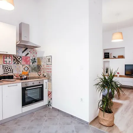 Apartament Kensi*** Pula