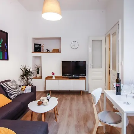 Apartman Kensi*** *